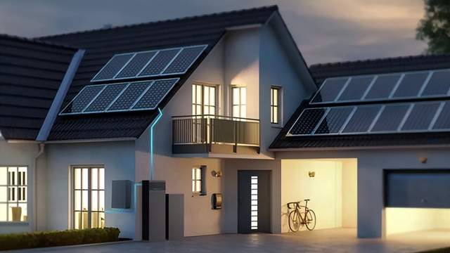 11月11日，储能行业海内外情报汇总显示，天津普兰纳米与阳光电源达成战略合作，新产线落户安徽，聚焦新能源、新材料领域。加拿大特斯拉充电爆炸事故源于充电桩内部电池短路。澳大利亚政府19天加急审批海辰储能合作项目，卡位澳洲储能市场。美国Xcel Energy计划在中西部建造最大电池存储基地，预计2027年底供电。德国海尔新能源户储一体机E-Tower Ultra获设计奖金奖，具备极简安装和智能管理特性。河南郑州总投资48亿的钠电池及储能系统集成基地项目签约。乌克兰修改家庭和混合太阳能装置贷款计划，波兰总统提出降低电价法案。华为公开中点箝位逆变器技术，山东倍耐新能源推出新型柔性光伏储能组件。