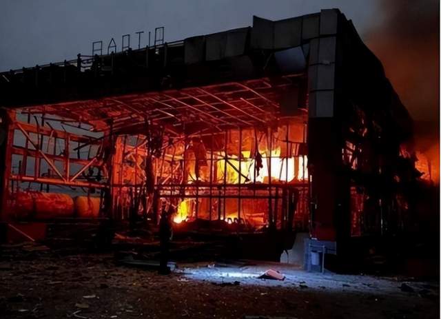 12月9日,储能行业发展迎来重要变化:特斯拉Powerwall订单激增,远东储能与亿纬锂能战略合作开拓北美市场。乌克兰面临电力系统瘫痪,德业股份产品需求暴增;越南启动首个125千瓦三相储能项目,支持清洁能源需求增长。华为LUNA2000系列创新阿根廷工业储能领域,中国阿荣旗最大构网型储能电站项目正式投运。巴西发布电池储能立法框架,中国提出虚拟电厂等新型需求侧管理模式。逆变器功率控制方法、储能供电系统等新技术不断涌现。