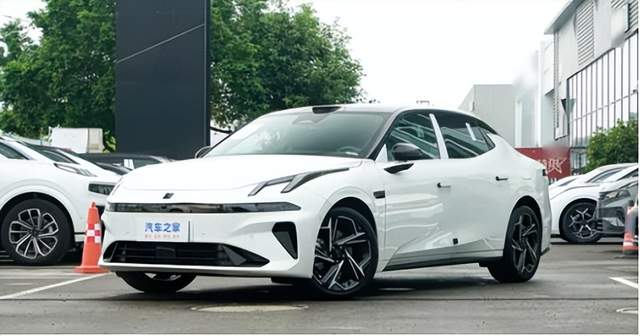 3月16日,汽车行业情报显示,本田汽车因取消北美三款电动车型并重新评估电动车战略,预计将面临上市以来首次年度净亏损,金额达4200亿至6900亿日元。与此同时,乘联分会数据显示,2月新能源车零售渗透率为44.9%,同比下降4%,零售量同比下滑32%。小鹏汽车推出P7“星云白”车色,采用经典珠光漆和三涂装工艺,定于3月18日发布。领克品牌则新增两款车型,其中领克07 EM-P新套装售价17.58万,搭载插电混动系统,综合续航达1450km。政策方面,政府工作报告强调汽车产业高质量发展,支持新能源车与自动驾驶商业化。比亚迪加入国际汽车工作组,参与全球标准制定。此外,蔚来投资98亿元落地光谷电池新基建项目,推动电池资产管理技术产业化。动力电池领域数据显示,2月国内装车量为26.3GWh,同比下降24.6%,磷酸铁锂电池占比达78.3%。