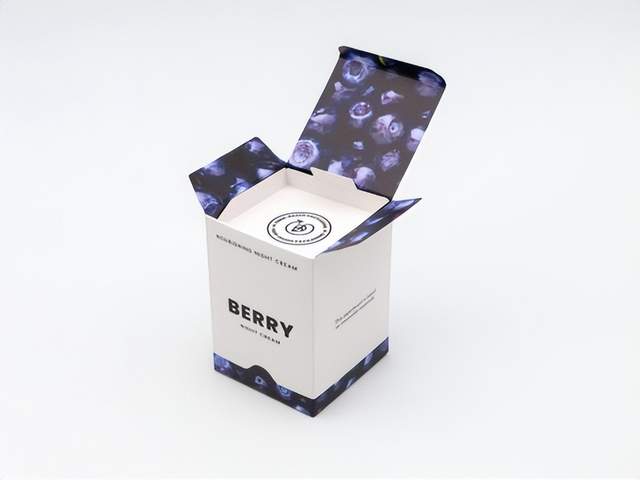 文章内容包括印刷包装行业的海内外动态和趋势。鲁信天一与长荣股份签署战略合作协议，共同探索智能化转型新路径。环球印务预计2025年净利润亏损1650万元至3000万元，将调整主营业务结构。斯道拉恩索推出具有“高端”视觉冲击力的折叠纸盒，以适应美容、护理及医疗包装需求。利乐将投资5亿元在瑞典建设中试工厂，加速包装行业“去铝化”革命。杭州格林微纳科技获数千万元融资，解决纸浆模塑高值化难题。美国加征关税，对华中空板箱和纸塑包装制品实施高额税率。济丰包装和深圳九星印刷包装集团有新型纸盒和保温包装盒的创新。情报强企是企业情报服务商，提供定制化的线上情报搜集与管理服务。