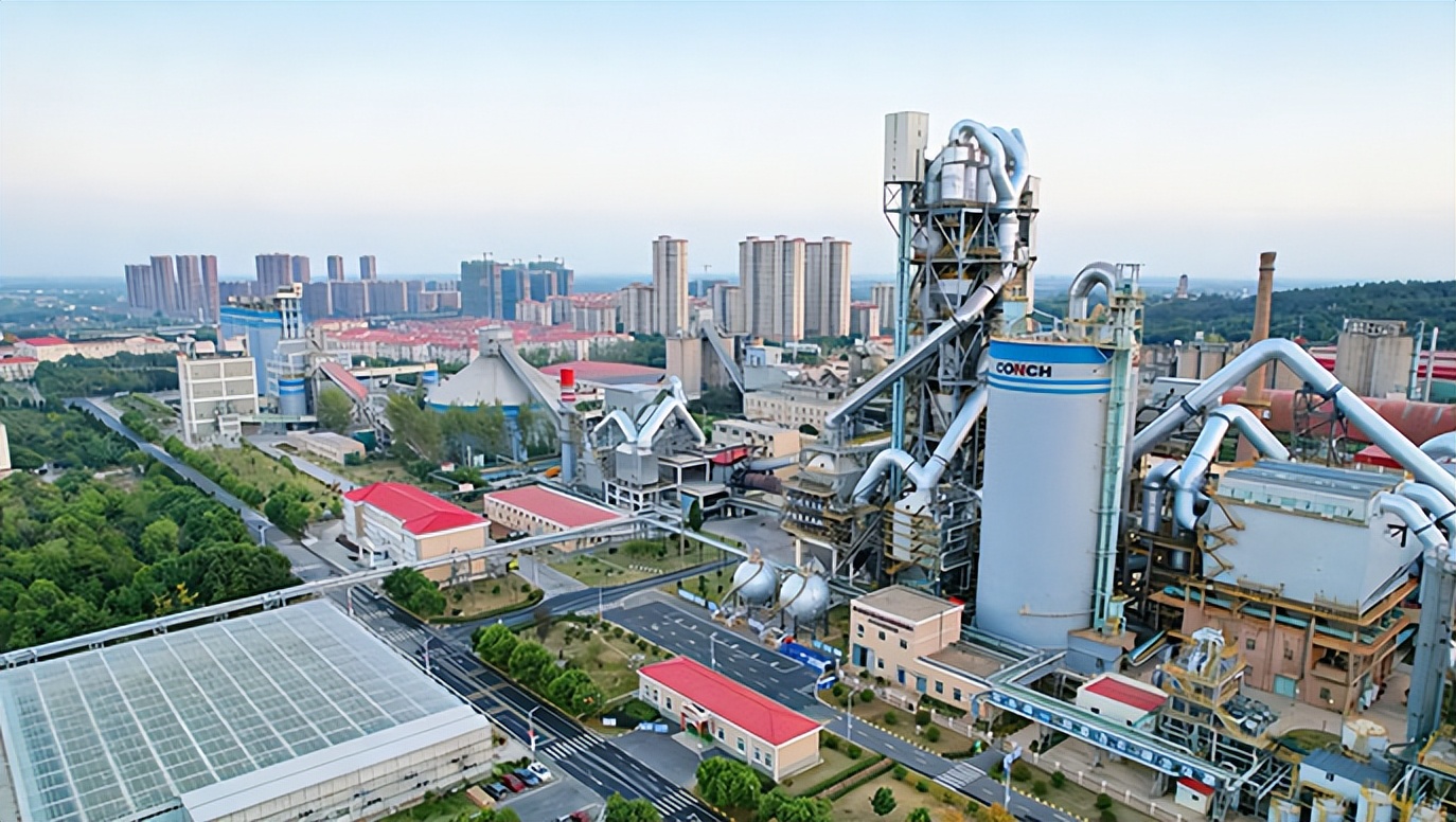 3月31日储能行业呈现三大结构性变化:技术降本转向系统级优化,政策驱动升级为碳核算与强制配储,长时储能商业化加速。核心设备方面,思格新能源推出506kW高功率逆变器减少硬件数量,海辰储能发布6.25MWh长时储能系统满足电网调节需求。供应链出海取得突破,海四达马来西亚全极耳电池产线投产,宿迁时代与德国签订600MWh铁铬液流电池订单。项目落地方面,中国电建建成白马山全绿电工厂,澳洲户储企业VoltX Energy装机量月增30%。全球政策上,印度规划非化石能源占比提至70%,美国推进1471兆瓦风光储项目,法国强制大型光伏配储。行业正通过系统简化、政策协同与全球化布局实现降本增效。