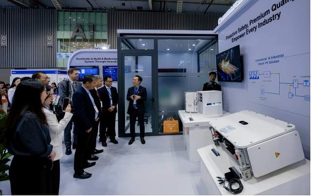 11月13日，储能行业资讯显示，固德威凭借户用储能逆变器荣获制造业单项冠军，推动“源网荷储智”平台战略，提升新能源消纳与电网稳定。远景能源再获英国Carrington大型储能项目订单，容量达1.36GWh。德国e-storage成功取得电池储能项目，预计两年内完成交付与调试。华为FusionSolar在越南推出集成光伏与储能的智慧能源生态系统，满足工商业及家庭用电需求。美国Sunrun虚拟电厂参与度增长400%，储能安装占住宅市场42%。Solinteg发布适用于商业工业的高效混合逆变器。中国发布首部储能电站安全国家标准，将于9月实施，强化火灾监测预警。爱尔兰和北爱尔兰将制定新计划，推动电池在能源交易市场全面参与，实现可再生能源目标。东旭科技和远东电池分别公开了提升储能安全性与逆变器匹配测试的新技术。