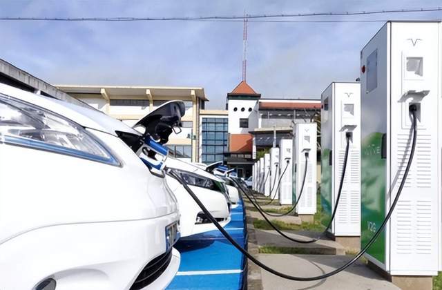 本文汇总了储能行业在2月27日的海内外动态。亿纬锂能与中信博签署协议，计划两年内合作12GWh储能项目，聚焦“绿电+智慧能源”领域。天合储能在欧洲储能峰会上与GSC成立欧盟储能基金，推进12GWh项目落地。荷兰创新企业开发长时储能技术，降低用电成本，并获超3000万欧元资金支持。印度Xbattery推出5千瓦时可扩展住宅储能系统，采用磷酸铁锂技术。美国Nuvve公司向储能领域转型，在日本、北美及欧洲推动多个项目部署。赣锋锂电东莞储能基地正式启用，总投资50亿元，年产能10GWh。阿根廷实施电力市场改革，强制要求75%电力通过远期合约购入，并支持四小时电池储能系统。国内首个浸没式液冷储能标准实施，松江企业参与制定，填补技术空白。