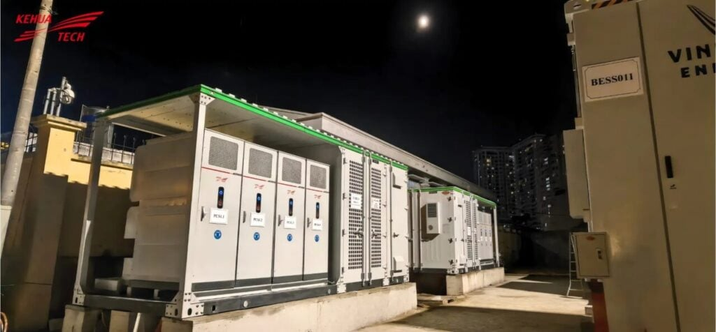 7月30日储能行业呈现全球大储建设提速与钠电突围并行的结构性转变。远景能源交付法国386MWh项目，晶科储能推进德国40MWh项目，Neoen扩大澳大利亚Goyder电池至454MW/1814MWh，国综绿能启动甘肃200MW/800MWh独立储能电站。供应链方面，鹏程无限与佳洋能源签署25GWh长期供货合同。技术层面，ESS与Juniper部署500MWh钠离子系统，马萨诸塞州将V2G整合至虚拟电厂，欧洲住宅储能模块化趋势明显，河内电力启动首个100MWh电池组合。并网瓶颈正倒逼容量补偿等机制改革。
