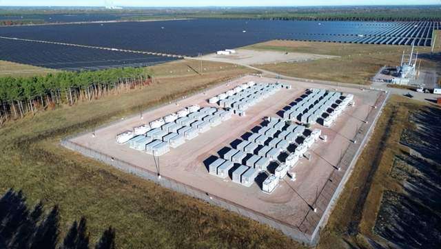 本文汇总了储能行业在2月12日的海内外动态，涵盖企业资讯、行业进展及政策导向。澳大利亚方面，Sungrow联合新南威尔士大学与杜博地区委员会推出混合电池储能方案，技术亮点包括两套储能系统和光伏集成优化功能；同时，维多利亚州通过发展促进计划批准两个总装机700兆瓦的电池储能项目。中国企业在储能领域表现突出，亿纬锂能成功并网全球首个628Ah锂电储能电站，并锁定10GWh订单；采日能源加速布局海外市场，其星链系列储能系统在欧洲和亚太地区频获订单。德国Varta推出搭载AI技术的家用储能系统，可智能调整充电计划。美国FlexGen与Alliant合作，在中西部推出两个新型电池储能项目，提升电网可靠性。政策方面，罗马尼亚将资金从太阳能转向电池存储，以解决能源供需失衡问题；广西则出台政策支持源网荷储一体化项目转为绿电直连项目。供应链数据显示，全球储能电芯出货量预计将在未来实现显著增长，比亚迪也透露硫化物固态电池有望实现小批量生产。