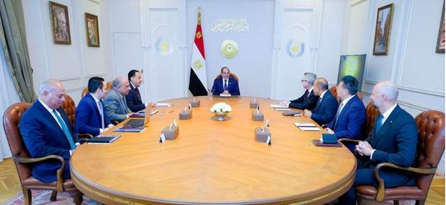 本文汇总了储能行业在3月3日的海内外重要情报。宁德市与宁德时代签署“零碳·科技”海湾城市战略合作协议,聚焦电池研发与生产能力提升;埃及总统塞西会见Scatec和远景能源代表,探讨扩大可再生能源投资;西班牙TERA电池公司强化储能战略,展示集成解决方案;印尼落地首座液冷超级充电站,由华为提供技术支持;加拿大建成该国最大在役电池储能系统,储能容量达1,200兆瓦时;远东股份储能系统订单金额约3.08亿元,展现市场潜力。此外,澳大利亚加强电池安装检查,菲律宾要求大型可再生能源项目必须配备储能系统。供应链方面,西安交大突破高温储能技术瓶颈,美国麻省理工提出智能化电池管理框架,推动行业发展。