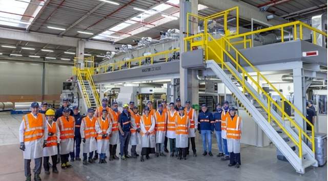 本文汇总了印刷包装行业的最新动态。ProAmpac以15.1亿美元完成对TC Transcontinental Packaging的收购，后者为多个行业提供柔性包装服务。安姆科扩建意大利工厂以提升符合欧洲可回收性要求的包装生产能力。吉宏股份与英伟达中国高层会面，探讨人工智能领域合作，推动AI技术在跨境电商和行业信息化中的应用。澳大利亚修订国家包装法规，推进包装循环经济原则。Xaar与Polipress合作推出数字化装饰解决方案，改变高端标签生产方式。惠普发布新型Indigo印刷机及自动化设备，助力数码印刷创新。Canfor Pulp财报显示其营收可观但净亏损严重，面临市场需求疲软等挑战。此外，鸿兴印刷和上海扬盛印务分别公开了旋转展示礼盒和一体成型四分盒两项实用新型专利，展现了包装设计的技术进步。