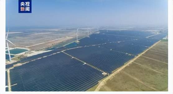 2025年1月8日储能行业海内外情报汇总:全球储能采招工作增长迅速,订单总规模达191.264GWh,其中磷酸铁锂储能技术仍是主流。阳光电源印度逆变器业绩大增,计划扩大产能至50吉瓦。德业股份在北美市场表现稳健,储能电池包美国市场收入占比1.78%。境外消息包括美国能源部向波多黎各提供超过五亿美元贷款以提高电池储能至1 GWh,以及特斯拉在2024年储能部署再次创纪录。我国最大滩涂光伏储能电站华电莱州项目投产,年发电14.42亿千瓦时。此外,还有关于UPS电源装置和光伏逆变器的前沿技术发明公布。