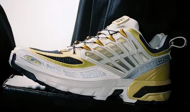 12月8日,海内外运动鞋服行业动态汇总:德国零售巨头Rexor组建儿童鞋及赤足鞋领域新Erfa集团,耐克推出Structure Plus系列,沙特阿拉伯知名集团投资28亿建鞋材大厂,Asics再度携手Shushu/Tong发布全新联名鞋款,萨洛蒙推出ACS PRO 20周年纪念版。彪马面临转型困局考虑出售股权,市场传闻李宁、安踏或亚瑟士成收购方。此外,还有一种免提拉减震鞋底和多功能竞速运动鞋等前沿技术新闻。