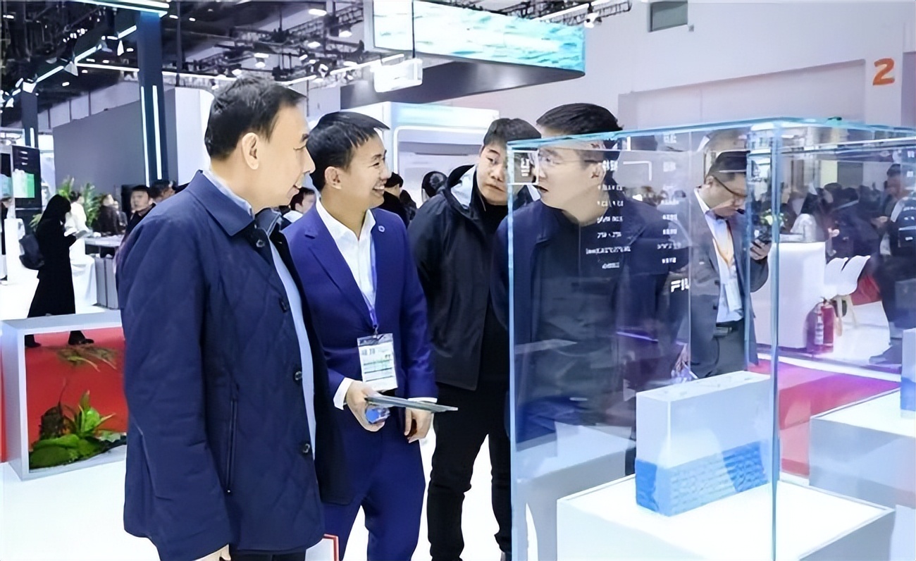 3月31日储能行业呈现三大结构性变化:技术降本转向系统级优化,政策驱动升级为碳核算与强制配储,长时储能商业化加速。核心设备方面,思格新能源推出506kW高功率逆变器减少硬件数量,海辰储能发布6.25MWh长时储能系统满足电网调节需求。供应链出海取得突破,海四达马来西亚全极耳电池产线投产,宿迁时代与德国签订600MWh铁铬液流电池订单。项目落地方面,中国电建建成白马山全绿电工厂,澳洲户储企业VoltX Energy装机量月增30%。全球政策上,印度规划非化石能源占比提至70%,美国推进1471兆瓦风光储项目,法国强制大型光伏配储。行业正通过系统简化、政策协同与全球化布局实现降本增效。