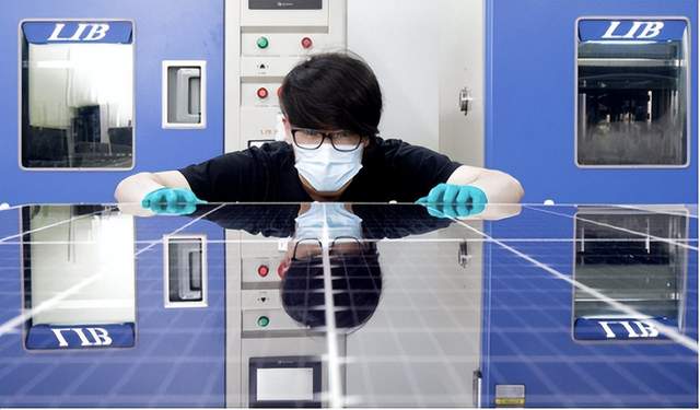 7月11日的储能行业海内外情报汇总显示,固德威推出面向未来的智能混合逆变器,古德威公司发布了ES Uniq系列单相混合逆变器,专为住宅太阳能设计。比亚迪与土耳其Europower Enerji签署主供货协议,计划推出储能项目。澳大利亚预测出现电力供应缺口,储能系统部署规模将激增。新泽西州将推进部署2GW储能系统,项目资金主要来自清洁能源计划预算。上海电科院主导的IEC国际标准正式发布,填补了储能系统运行性能测试的国际标准空白。罗马尼亚取消对储能系统的双重征税,澳大利亚推出太阳能研发基金。前沿技术包括一种交直流一体化电源系统用逆变电源和风光火储一体化调度策略。