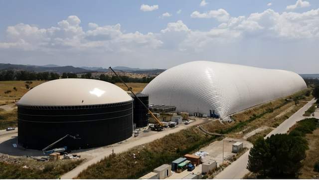 1月22日,储能行业海内外情报汇总。固德威与阿里云深入合作,共同开启AI+新能源合作新篇章;罗马尼亚粤商会组团参访比亚迪,共探储能合作新机遇。法国迎来首个构网型储能项目,Neoen与RTE合作为Breizh大电池储能项目供应储能系统。亚洲开发银行和Masdar签署3000万美元协议,在乌兹别克斯坦开发太阳能和电池存储系统。谷歌与Energy Dome合作推出CO2电池大规模储存可再生能源方式。EGbatt推出15千瓦时家用储能解决方案。宁夏储能新规要求项目在一年内接入电网。波兰光伏与储能协会警告电网并网草案或阻碍可再生能源发展。储能市场规模持续增长,EPC/PC采招落地项目首次超100GWh。韩国研究院开发新方法使全固态电池密度创纪录突破98%。