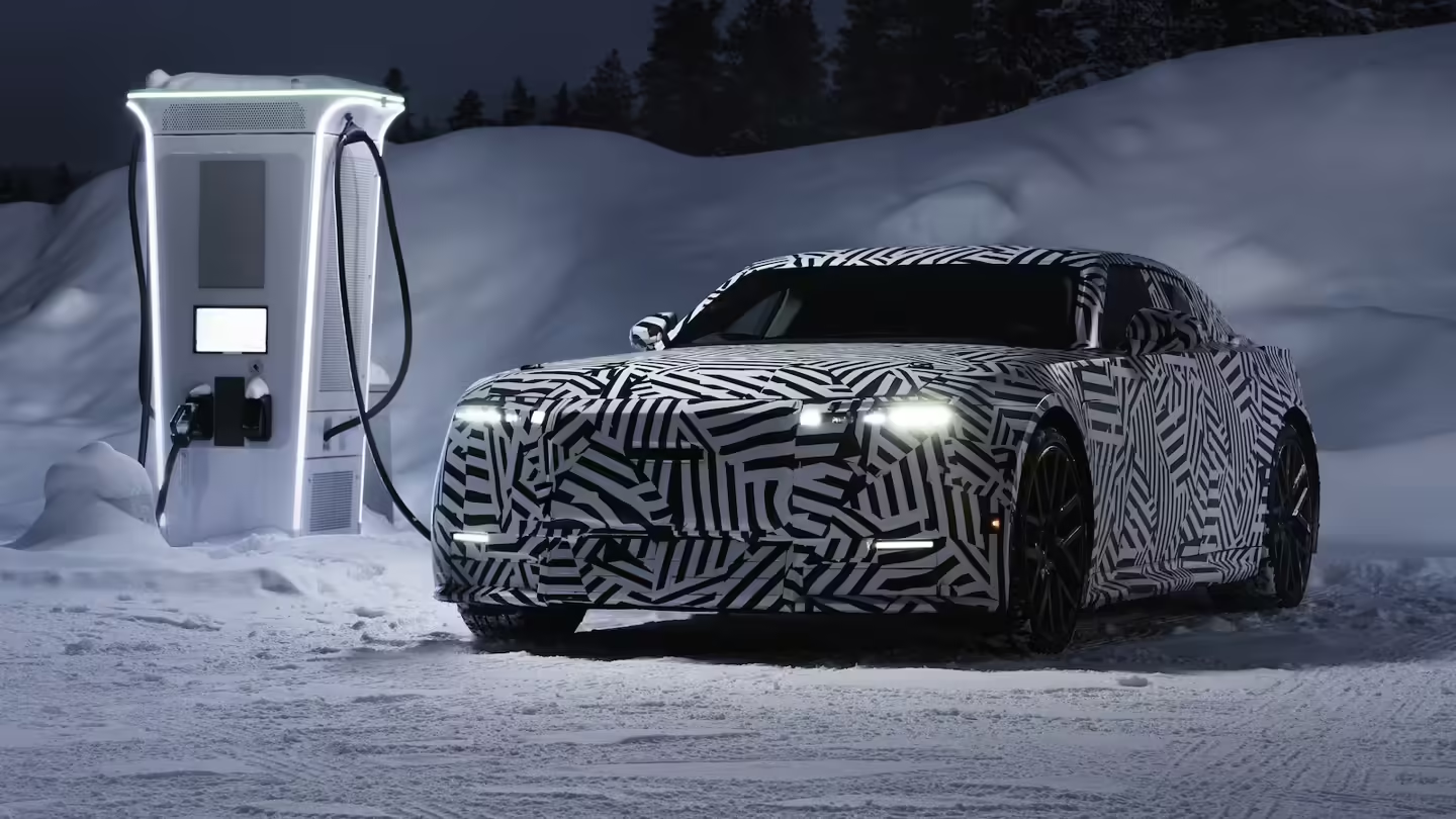 4月16日汽车行业情报显示，市场已迈入高质量存量博弈新周期，技术路线与渠道模式开启全面重构。本期核心变化包括：市场周期换挡，一季度销量回落标志行业从增量狂奔转入存量博弈；渠道模式重构，东风本田试水工厂直营打破传统4S店桎梏；技术路线分野，动力电池领域爆发磷酸铁锂与镍基路线之争，智能网联汽车安全要求强制国标落地。企业战略方面，Uber豪掷百亿美元押注自动驾驶，滴滴加速全球化布局阿联酋，英国塔塔集团建欧洲最大电池工厂之一。技术迭代上，MINI跨界打造移动音乐厅展车，FREELANDER神行者搭载华为乾崑智驾，LFP与镍基电池路线博弈加剧。市场表现方面，一季度销量下滑反映存量周期来临，东风本田直营破冰渠道变革，中国品牌借EV弯道突围日本市场。政策导向上，组合驾驶辅助系统安全要求强制落地，专家预测十五五新能源渗透率将超70%。