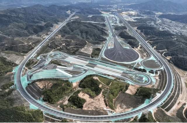 3月23日,汽车行业情报显示,印度因天然气供应受限可能影响汽车生产,工业用气被限制在过往用量的80%。福特在美国市场召回数量居首,涉及超1,300万辆汽车,并可能再创新高。小马智行与如祺出行合作交付超百辆搭载第七代自动驾驶系统的Robotaxi车队,开启运营。岚图泰山X8首发亮相,搭载华为全新智能座舱及L3级辅助驾驶硬件,计划上半年上市。捷途X70和山海L7超越版正式上市,限时售价6.99万元起。中国汽研南方试验场投用,成为国内首个“路空一体”国家级测试基地。小鹏GX将全球首发量产博世新一代线控转向系统,适配L4级自动驾驶。采埃孚财报显示利润率达4.5%,销售额达388亿欧元,表现超出预期。