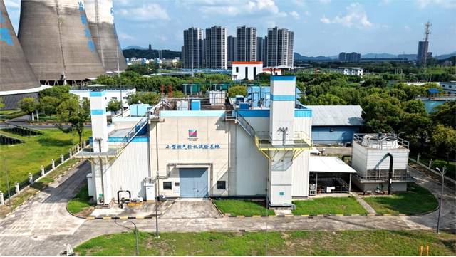 本文总结了电力设备行业在8月15日的情报汇总。重点关注了哈尔滨市城区供热规划的环境影响评价公示，包括新建大型燃煤火电机组和燃煤基汽锅炉的规划；龙源电力牵头的碳排放数据上链国际标准立项；东方电气子公司获得省级绿色工厂认证；山东铁投能源投资集团成立并致力于绿色能源产业投资；慕帆动力研制的国产氢燃机通过验收；青海规划特高压线路外送电力等。此外，还介绍了重庆和河南的电力政策，以及西安热工研究院和湖南长宏锅炉科技公司的前沿技术发明。