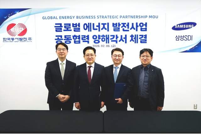 2月10日，储能行业相关动态显示，海博思创推出HyperBlock M模块化储能系统并实现批量交付，解决了物流效率低、运维成本高等问题。巴西市场方面，GOODWE预计该国电池装机容量将新增650兆瓦时，而WEG计划新建一座储能生产基地，年产能达2 GWh。罗马尼亚成为投资热点，马士基集团拟投资10亿欧元建设2,500 MW电池储能设施，同时该国总理要求国家水电公司提升储能装机至500MW。韩国东发集团与三星SDI签署合作备忘录，共同开发海外新能源项目。此外，三孚新科推出3D复合集流体技术，破解固态电池适配难题，而美国研究团队发现降低固态电池界面电阻的新方法。政策层面，美国对印度光伏和储能产品关税降至18%，为行业带来利好消息。  
