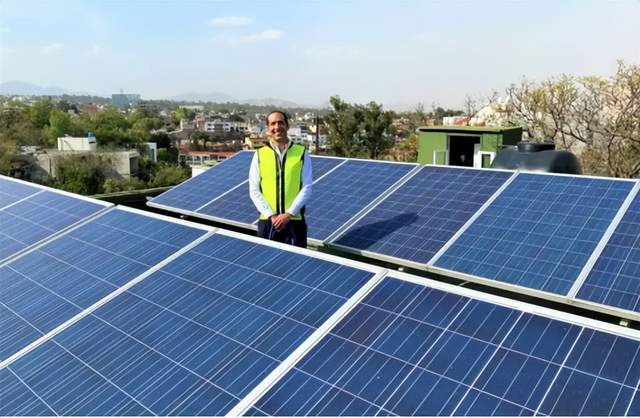 12月2日,储能行业海内外情报汇总:
1. 美国特斯拉在纽约超级工厂启动新款太阳能电池板生产;
2. 天合储能发布全球首发的大型交流耦合储能系统;
3. 精控能源与芬兰Northwind Energy Storage Oy合作建设储能项目;
4. 永福股份签署印尼规模最大光储一体化项目;
5. 波多黎各打造全球最强虚拟电池工厂,降低停电可能性;
6. 中国山东新增并网7.7GWh,领先全国;
7. 墨西哥推进大型太阳能和储能项目浪潮;
8. 德国政府拟修订大型电池储能系统并网程序;
9. 博科能源系统推出户外储能装置支架结构技术;
10. 阳光电源公布电抗器及逆变器技术。