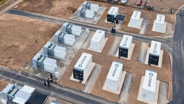 11月6日,亿纬锂能与EVO Power签署战略合作协议,将供应2.2GWh的储能大电池产品,加速拓展澳大利亚市场;晶科能源起诉美国光伏公司SEG侵犯其N型TOPCon技术专利;德国Foehren工业规模BEES系统投入运行,是欧洲首个采用构网型技术的系统。同时,LS电气获得UL 1741认证,正式进军市场;云能魔方发布全球首个最大功率520kW液冷组串式PCS,针对海外中大型储能项目需求。澳大利亚将推出新太阳能共享计划Solar Sharer,利用过剩太阳能为家庭提供免费白天用电;龙源环保和华北院推动《火力发电厂储能联合调频系统技术规范》标准化建设和产业发展。