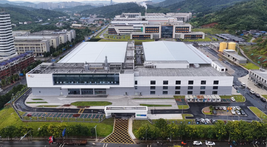 8月19日印刷包装行业情报显示,行业正经历环保新规催化洗牌与数智宽幅重塑产能的结构性转变。西安环球印务打造全流程智能工厂,九星印刷包装基地加速投产以补齐产业链短板。不干胶标签企业聚焦高端功能赛道避开低价内卷,瓦楞包装普及超宽幅瓦线重塑竞争格局。环保政策从末端治理转向源头管控,推动绿色升级。同时,高义包装创新礼盒设计,造纸行业呈现纸种走势分化。整体来看,行业由规模扩张向绿色合规、数智集约及高附加值的高质量发展阶段演进,具备技术壁垒和全产业链布局的企业将构筑核心优势。