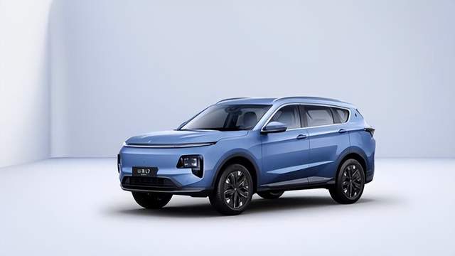 3月23日,汽车行业情报显示,印度因天然气供应受限可能影响汽车生产,工业用气被限制在过往用量的80%。福特在美国市场召回数量居首,涉及超1,300万辆汽车,并可能再创新高。小马智行与如祺出行合作交付超百辆搭载第七代自动驾驶系统的Robotaxi车队,开启运营。岚图泰山X8首发亮相,搭载华为全新智能座舱及L3级辅助驾驶硬件,计划上半年上市。捷途X70和山海L7超越版正式上市,限时售价6.99万元起。中国汽研南方试验场投用,成为国内首个“路空一体”国家级测试基地。小鹏GX将全球首发量产博世新一代线控转向系统,适配L4级自动驾驶。采埃孚财报显示利润率达4.5%,销售额达388亿欧元,表现超出预期。