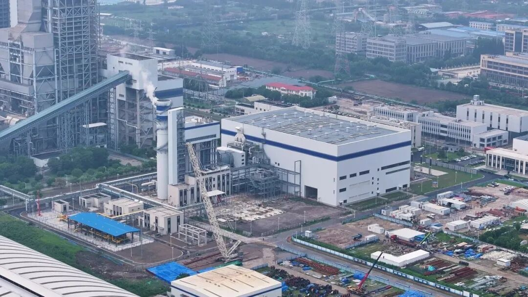 7月24日电力设备行业呈现三大结构性转变。特高压与配电网建设全面提速，国家电网上半年建成投运43项特高压工程，跨区跨省输电能力突破3.8亿千瓦，显著提升能源转型支撑力。绿电直连模式加速落地，上海、浙江等地出台政策推动源荷适配，优先支持算力设施等新兴产业就近消纳新能源。同时，电力装备出海从单一设备出口向综合解决方案升级，高端大型变压器及预制舱变电站凭借技术优势抢占海外市场。此外，江苏首台H级重型燃机项目投运，为电网调峰提供强力支撑。