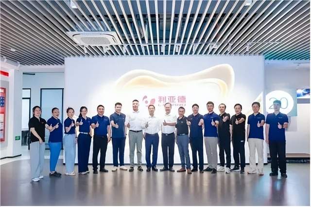 9月8日,LED显示屏行业海内外情报汇总显示,多个重要项目和企业动态值得关注。襄渝铁路(成都局管段)改造工程处于工程设计招标阶段,位于四川成都。江东三路高速过江通道工程在浙江杭州启动项目建议书招标,全长约15.6公里,投资额达122.4亿元。利亚德深化“AI + 显示”战略,设山东子公司并揭牌厦门三家子公司,强化南北布局。惠州雷曼光电入选广东省先进级智能工厂,重点在数字化和网络化协同。Enbon LED显示屏批量出货印度,加速南亚市场开拓。夏普推出PN-LM系列AQUOS BOARD®显示屏,适用于创意协作和智能标牌。Concept推出嵌入式PC Giada AF208,适用于工业和户外数字标牌,具备全天候运行能力。此外,深圳市佳帝科技和吉安睿科半导体分别公开了新型LED显示屏和散热效果好的LED显示模组技术。
</abstract>
```