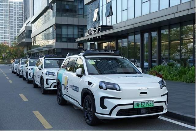 3月23日,汽车行业情报显示,印度因天然气供应受限可能影响汽车生产,工业用气被限制在过往用量的80%。福特在美国市场召回数量居首,涉及超1,300万辆汽车,并可能再创新高。小马智行与如祺出行合作交付超百辆搭载第七代自动驾驶系统的Robotaxi车队,开启运营。岚图泰山X8首发亮相,搭载华为全新智能座舱及L3级辅助驾驶硬件,计划上半年上市。捷途X70和山海L7超越版正式上市,限时售价6.99万元起。中国汽研南方试验场投用,成为国内首个“路空一体”国家级测试基地。小鹏GX将全球首发量产博世新一代线控转向系统,适配L4级自动驾驶。采埃孚财报显示利润率达4.5%,销售额达388亿欧元,表现超出预期。