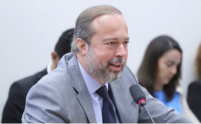 3月24日，储能行业呈现显著变化，企业加速海外布局，东南亚与欧洲成为重点区域。派能科技在越南签署150MWh储能合作协议，西班牙Solaria部署480MWh储能系统，巩固南欧市场地位。政策端强化储能配置要求，巴西研究分布式发电中强制配储，比例可能达10%-30%。技术方面，电芯性能持续提升，LG新能源推出21700全极耳电芯，适用于多场景；固态电池技术取得突破，能量密度达265Wh/kg。户用储能产品注重用户体验，固德威获TÜV莱茵低噪认证。头部企业如宁德时代加码综合能源布局，行业进入全球扩张与技术演进并行阶段，但盈利能力不足等问题仍需关注。