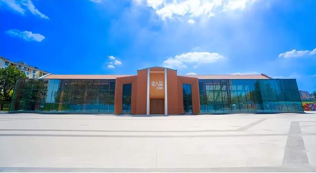 11月17日,LED显示屏行业发布多条重要资讯。上海南北通道浦西段和越江段新建工程进入环评阶段,总投资逾22亿元。境外方面,Xtreme Media在印度拉杰科特安装两块高亮度6.67毫米像素间距的Earth Series户外LED显示屏,创该市最大DOOH装置纪录。洲明科技携手成都成华区打造四川首个集XR虚拟拍摄及虚拟制片于一体的LED虚拟摄制基地,预计年底投入使用,项目投资超5000万元。德国斯特勒公司推动数字户外广告网络,已布置超千块高亮度广告屏。全国第五届运动会在多个赛区启用中国LED产业技术支持,洲明科技、利亚德等企业提供高质量屏幕和智能照明保障赛事直播。此外,利亚德和晨艺家分别公开实用新型LED箱体与便于安装的LED屏技术,改善设备结构和安装便捷性。