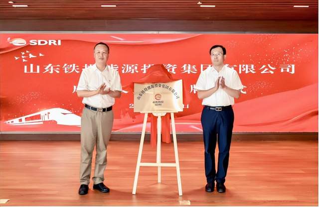 本文总结了电力设备行业在8月15日的情报汇总。重点关注了哈尔滨市城区供热规划的环境影响评价公示，包括新建大型燃煤火电机组和燃煤基汽锅炉的规划；龙源电力牵头的碳排放数据上链国际标准立项；东方电气子公司获得省级绿色工厂认证；山东铁投能源投资集团成立并致力于绿色能源产业投资；慕帆动力研制的国产氢燃机通过验收；青海规划特高压线路外送电力等。此外，还介绍了重庆和河南的电力政策，以及西安热工研究院和湖南长宏锅炉科技公司的前沿技术发明。