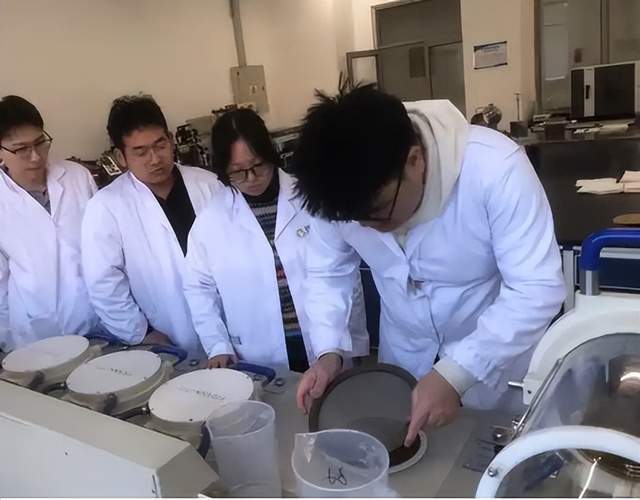 本文汇总了印刷包装行业的最新动态。月初,永吉股份宣布拟出资2000万元参与设立产业投资基金,重点投向半导体、新能源等领域。柏星龙因酒类包装需求减少,净利润下降43.87%,公司全年营收也出现下滑。天津科技大学科研团队在寒假期间取得生物质材料与绿色包装技术突破,特别是在纸浆模塑领域提升性能。境外方面,Craft Packaging在Paperworld展会上展示了以纸为基础的包装解决方案,涵盖保护性及品牌化应用。此外,新版《包装储运图形符号标志》于3月1日起实施,规范了包装标识要求。上游数据显示,广东省机制纸及纸板产量同比下降9.9%。前沿技术方面,泸州裕同和合肥裕同分别公开了酒盒上料定位机构和纸浆模塑成型装置的实用新型专利,旨在提升生产效率与质量。