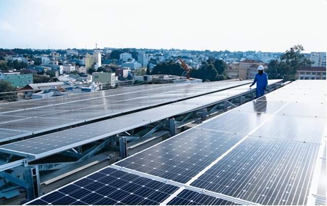 1月20日，储能行业海内外动态汇总。比亚迪东欧投入500MWh规模最大的储能项目运营，德国Terralayr获得1.92亿欧元融资，海博思创在西安成立新能源科技公司，印度接收576MW储能变流器，埃及与中国康耐斯合作建设储能电池工厂，中国央企转让多家储能公司。越南开放屋顶太阳能发电并可售出50%多余电力，巴西预测2026年储能规模将达千兆瓦级。企业情报服务商【情报强企】整理。