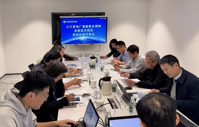 11月6日,亿纬锂能与EVO Power签署战略合作协议,将供应2.2GWh的储能大电池产品,加速拓展澳大利亚市场;晶科能源起诉美国光伏公司SEG侵犯其N型TOPCon技术专利;德国Foehren工业规模BEES系统投入运行,是欧洲首个采用构网型技术的系统。同时,LS电气获得UL 1741认证,正式进军市场;云能魔方发布全球首个最大功率520kW液冷组串式PCS,针对海外中大型储能项目需求。澳大利亚将推出新太阳能共享计划Solar Sharer,利用过剩太阳能为家庭提供免费白天用电;龙源环保和华北院推动《火力发电厂储能联合调频系统技术规范》标准化建设和产业发展。