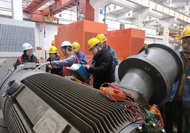 1月30日，电力设备行业情报汇总。五河永洋新能源科技有限公司拟建永洋新能源五河绿色能源基地二期风电场项目，总装机容量150.05MW；湘电股份通过年度认证；东方电气发布新一代风电叶片内窥检测机器人；中国首个农业废弃物+绿氢制绿色甲醇项目取得重大突破；中国能建中标印尼水电站；《水力发电建设工程智慧工地技术规范》正式发布；湖南省出台虚拟电厂管理细则；浙江省电力行业协会发布燃煤锅炉碳减排量核算规则；重庆赛迪热工环保工程技术有限公司发布耦合煤气柜和熔盐储能的调峰发电系统；华能广东海门电厂与西安热工院发布火电厂熔盐储能稳定供汽系统。