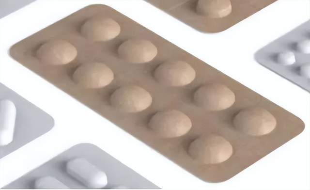 本文汇总了印刷包装行业的海内外最新情报，涵盖企业资讯、行业动态、上游动态及前沿技术等多个领域。Amcor为爱尔兰香氛公司提供护发产品包装解决方案，采用轻量化耐用材料；TOPPAN成为日本首家使用水性柔版印刷和非溶剂复合技术的企业，推出环保型食品包装；Smurfit Westrock因成本问题关闭加拿大魁北克的造纸厂。此外，Live Puri用纤维基瓶盖替代金属瓶盖以降低碳足迹，Emerald Ecovations推进甘蔗渣在食品和制药领域的应用。Bobst优化中大型标准箱体生产，提升效率并助力环保。同时，合肥市裕同印刷包装有限公司公开了一种包装盒内衬连接结构，提升了取放灵活性；深圳市裕同包装科技股份有限公司则推出可折叠式心型包装盒，增强包装设计的实用性与美观性。  
