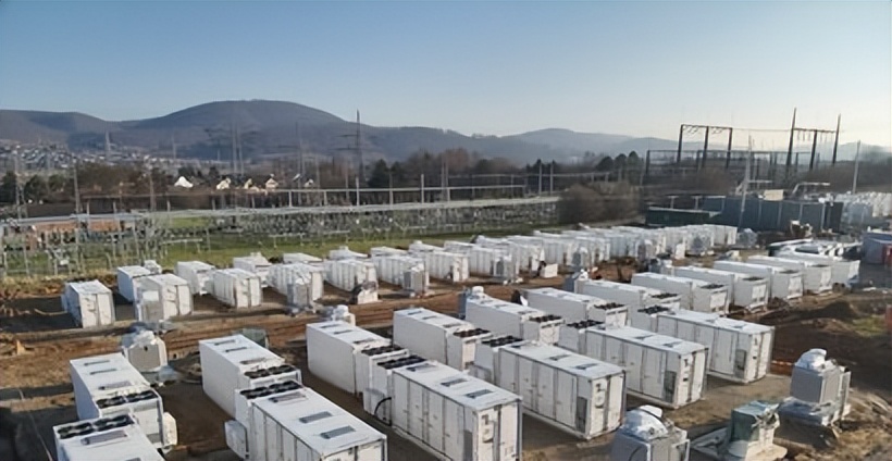 5月12日储能行业情报显示，政策与市场双重驱动下行业迎来爆发式增长。核心变化包括：中国四部门联合发文推动算力与能源协同，鼓励算力设施配置构网型储能并参与电力市场交易；全球及中国储能装机增速远超风光，