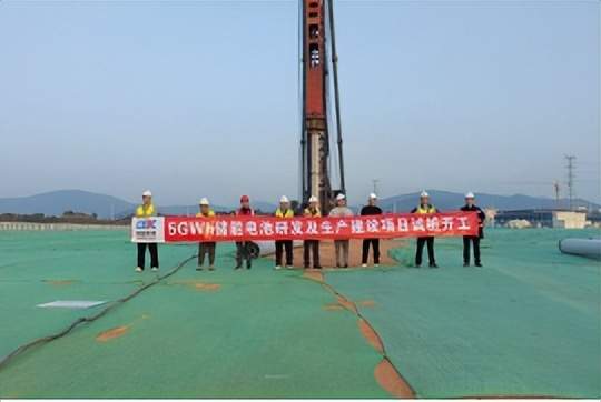 2025年1月28日,英国最大的电池储能项目在约克郡的Thorpe Marsh获得规划许可,由爱丁堡的Fidra Energy公司开发,项目容量达到1400MW(3100MWh),将成为英国和欧洲最大的电池储存项目。此外,奥地利制造商Fronius推出了一款新型逆变器Fronius Argeno,专为商业和工业光伏系统设计,效率高达99.1%。在印度,Solis推出了Solarator混合逆变器系列,兼容发电机,支持多种系统。东方日升与巴西MTR Solar公司签署了1GWh储能系统战略合作协议,进一步深化新能源领域的合作。山西榆社县与深圳易储签署了400MW/1600MWh储能项目协议,总投资16亿,旨在提升电力储能和促进可再生能源利用。同时,中国能建浙江火电与中建四局联合体在厦门启动了5GWh储能电池研发生产项目,预计年产能5GWh,助力储能技术发展。