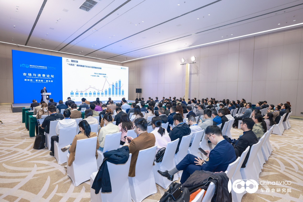 4月16日汽车行业情报显示，市场已迈入高质量存量博弈新周期，技术路线与渠道模式开启全面重构。本期核心变化包括：市场周期换挡，一季度销量回落标志行业从增量狂奔转入存量博弈；渠道模式重构，东风本田试水工厂直营打破传统4S店桎梏；技术路线分野，动力电池领域爆发磷酸铁锂与镍基路线之争，智能网联汽车安全要求强制国标落地。企业战略方面，Uber豪掷百亿美元押注自动驾驶，滴滴加速全球化布局阿联酋，英国塔塔集团建欧洲最大电池工厂之一。技术迭代上，MINI跨界打造移动音乐厅展车，FREELANDER神行者搭载华为乾崑智驾，LFP与镍基电池路线博弈加剧。市场表现方面，一季度销量下滑反映存量周期来临，东风本田直营破冰渠道变革，中国品牌借EV弯道突围日本市场。政策导向上，组合驾驶辅助系统安全要求强制落地，专家预测十五五新能源渗透率将超70%。