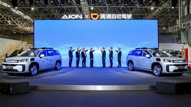 本文总结了1月26日汽车行业海内外情报汇总的内容，关注了吉利控股集团发布“一个吉利 全面领先”战略目标、广汽埃安与滴滴自动驾驶合作、长安Lumin宝藏版纯电小车新增车型上市等事件。文章还提到了乐道L90马到成功版正式上市、印度拟降低欧盟进口汽车最高关税、工信部要求建立新能源汽车产品运行安全状态监测平台等政策标准。此外，宁德时代与闽运集团深化战略合作和中创新航武汉基地产值破百亿的消息也在文章中有所提及。
