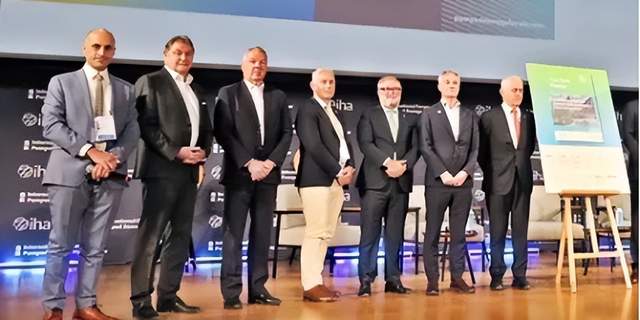 11月中旬，海博思创德国子公司与LEAG签署协议，合作建设1.6GWh大型储能项目“GigaBattery Boxberg 400”，采用液冷技术和智能能源管理系统。远景储能位于英国曼彻斯特东南部的Welkin Road储能电站项目顺利通过G99并网测试，标志其成功交付。爱尔兰首次引入电池储能装置参与批发市场，提升电网灵活性。柬埔寨启动东盟首个黄金标准风能电池储能项目，技术获德国官方认可。伊朗推动太阳能逆变器本土制造，以支持可再生能源装机容量持续增长。中国10月份电动汽车充电设施总数达1864.5万个，同比增长显著。欧洲水电行业呼吁加大抽水蓄能投资以支持清洁能源转型，印度则将强制执行光伏逆变器能效标准。技术方面，深圳天溯计量检测及北京智盟信通科技分别公布分布式储能逆变器测试工装和协议转换技术，提升测试与运维效率。