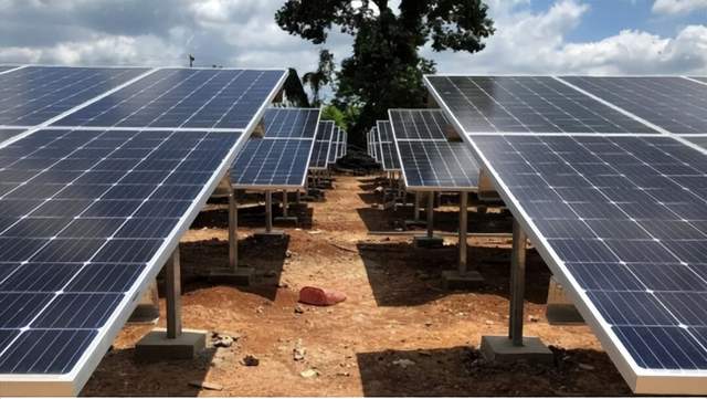 11月中旬，海博思创德国子公司与LEAG签署协议，合作建设1.6GWh大型储能项目“GigaBattery Boxberg 400”，采用液冷技术和智能能源管理系统。远景储能位于英国曼彻斯特东南部的Welkin Road储能电站项目顺利通过G99并网测试，标志其成功交付。爱尔兰首次引入电池储能装置参与批发市场，提升电网灵活性。柬埔寨启动东盟首个黄金标准风能电池储能项目，技术获德国官方认可。伊朗推动太阳能逆变器本土制造，以支持可再生能源装机容量持续增长。中国10月份电动汽车充电设施总数达1864.5万个，同比增长显著。欧洲水电行业呼吁加大抽水蓄能投资以支持清洁能源转型，印度则将强制执行光伏逆变器能效标准。技术方面，深圳天溯计量检测及北京智盟信通科技分别公布分布式储能逆变器测试工装和协议转换技术，提升测试与运维效率。